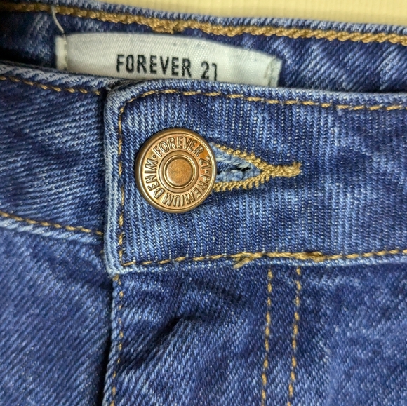 NWOT Forever 21 • US 30 (10-12) • High-Waist Rough Cut Denim Shorts - Picture 3 of 4